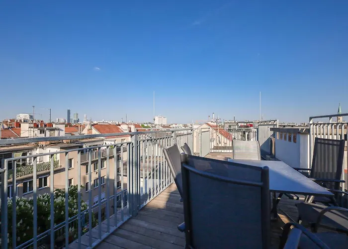 3 Bdr - Sky Rooftop Glow, View Over Apartament *